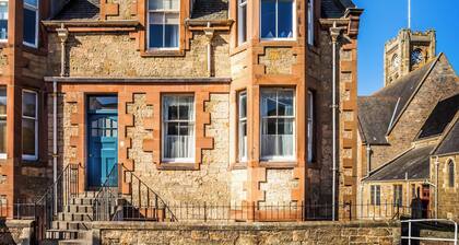 Charming and comfortable apartment, centrally located with easy parking access. Sleeps 4