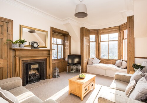 Charming and comfortable apartment, centrally located with easy parking access.  Sleeps 4