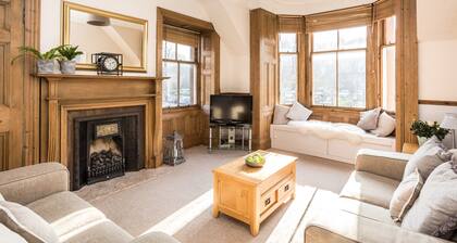 Charming and comfortable apartment, centrally located with easy parking access. Sleeps 4