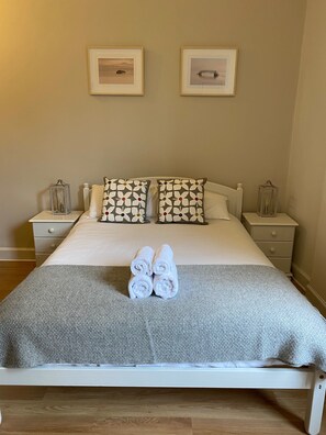 2 dormitoris, planxa i posts de planxar i un bressol de viatge 