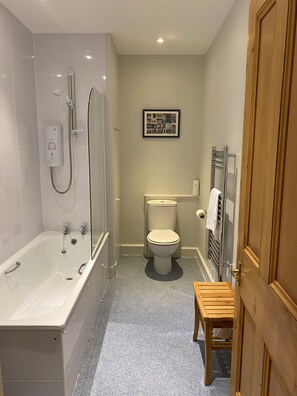 Sèche-cheveux, serviettes fournies