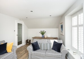 Smart TV, stereo - Stylish first-floor apartment with private patio, just moments from the High Street. Sleeps 2 (North Berwick)