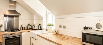 Stylish first-floor apartment with private patio, just moments from the High Street. Sleeps 2