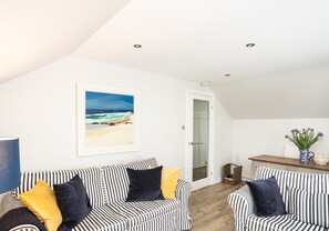 Smart TV, stereo - Stylish first-floor apartment with private patio, just moments from the High Street. Sleeps 2 (North Berwick)