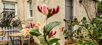 Stylish first-floor apartment with private patio, just moments from the High Street. Sleeps 2