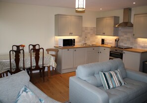 Smart TV, DVD player - Light and bright ground floor level cottage, sleeps 4 (North Berwick)
