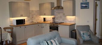 Light and bright ground floor level cottage, sleeps 4
