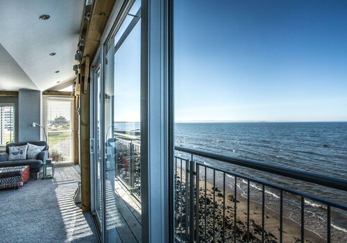 Spectacular ground floor apartment with unbeatable views across the Firth of Forth.