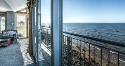 Spectacular ground floor apartment with unbeatable views across the Firth of Forth.
