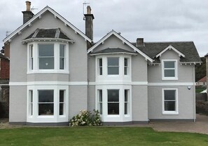 Exterior - Beachfront 3 bedroom ground floor luxury holiday apartment in North Berwick with parking (North Berwick)