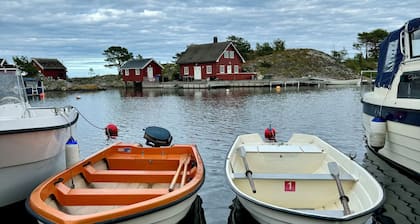 Cozy vacation home in southern Norway (Tromøy, Arendal) with a boat and a pier.