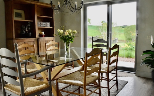 An impressive and unique 3-bedroom cottage in a picturesque countryside setting.  Sleeps 6