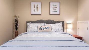 1 slaapkamer, een strijkplank/strijkijzer, gratis wifi, beddengoed