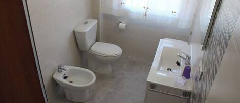 Een bad, handdoeken, zeep