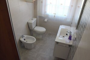 Bañera, toallas y jabón