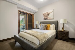 2 bedrooms, desk, WiFi, bed sheets - Heavenly Mountain Hideaway | Pool | Hot Tub (Radium Hot Springs)
