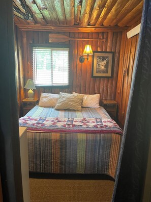 2 bedrooms, in-room safe, WiFi, bed sheets - Cozy cabin on Island Lake (Winter)