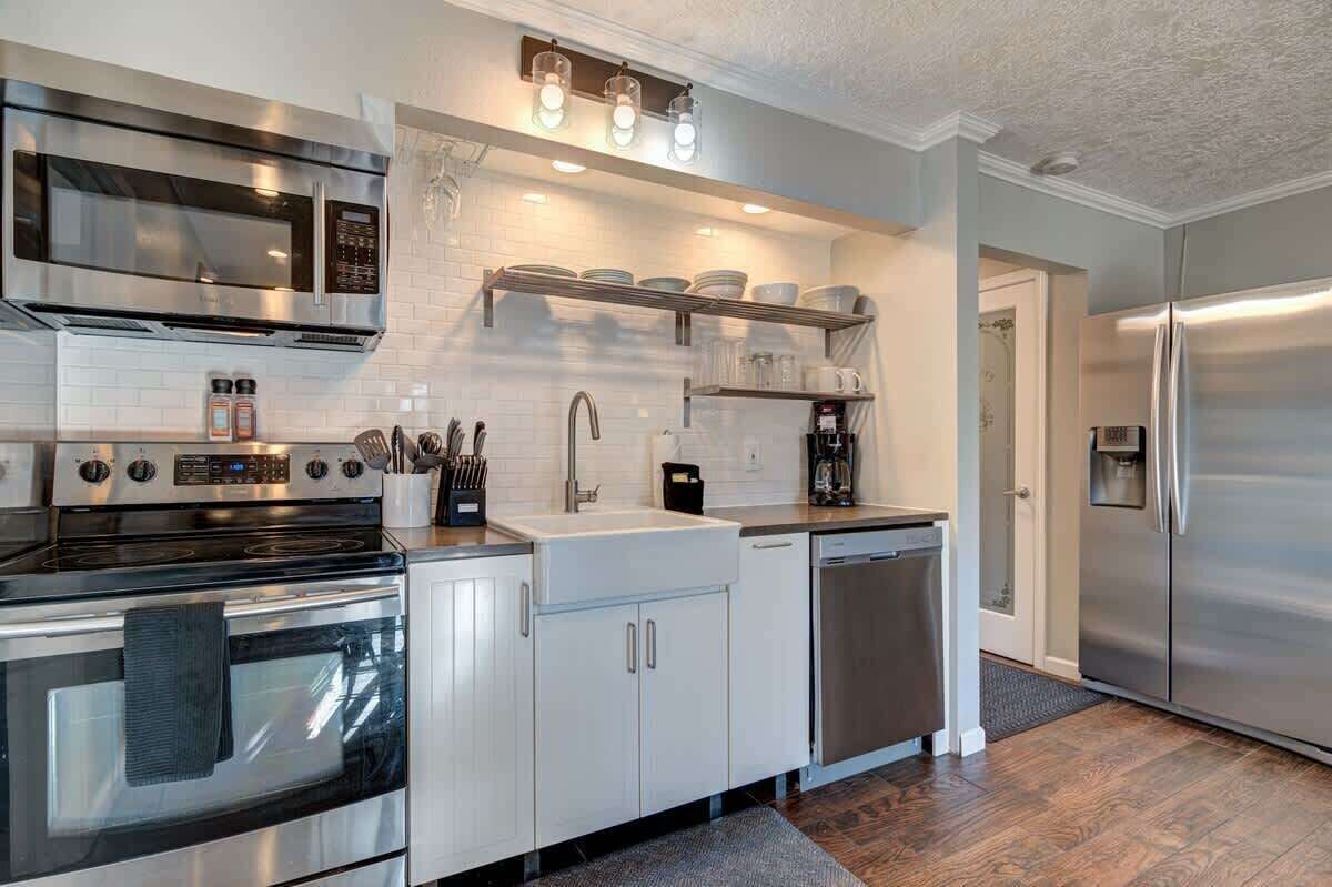 Een koelkast, een magnetron, een oven, een kookplaat