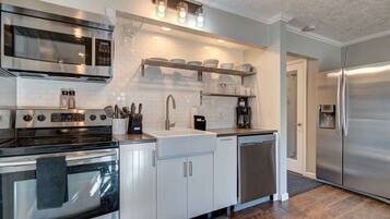 Een koelkast, een magnetron, een oven, een kookplaat