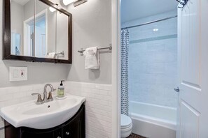 Combined shower/bathtub, hair dryer, towels