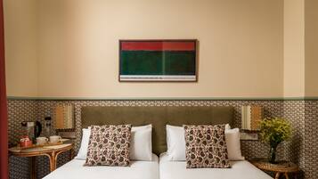 Triple | Escritorio y ropa de cama