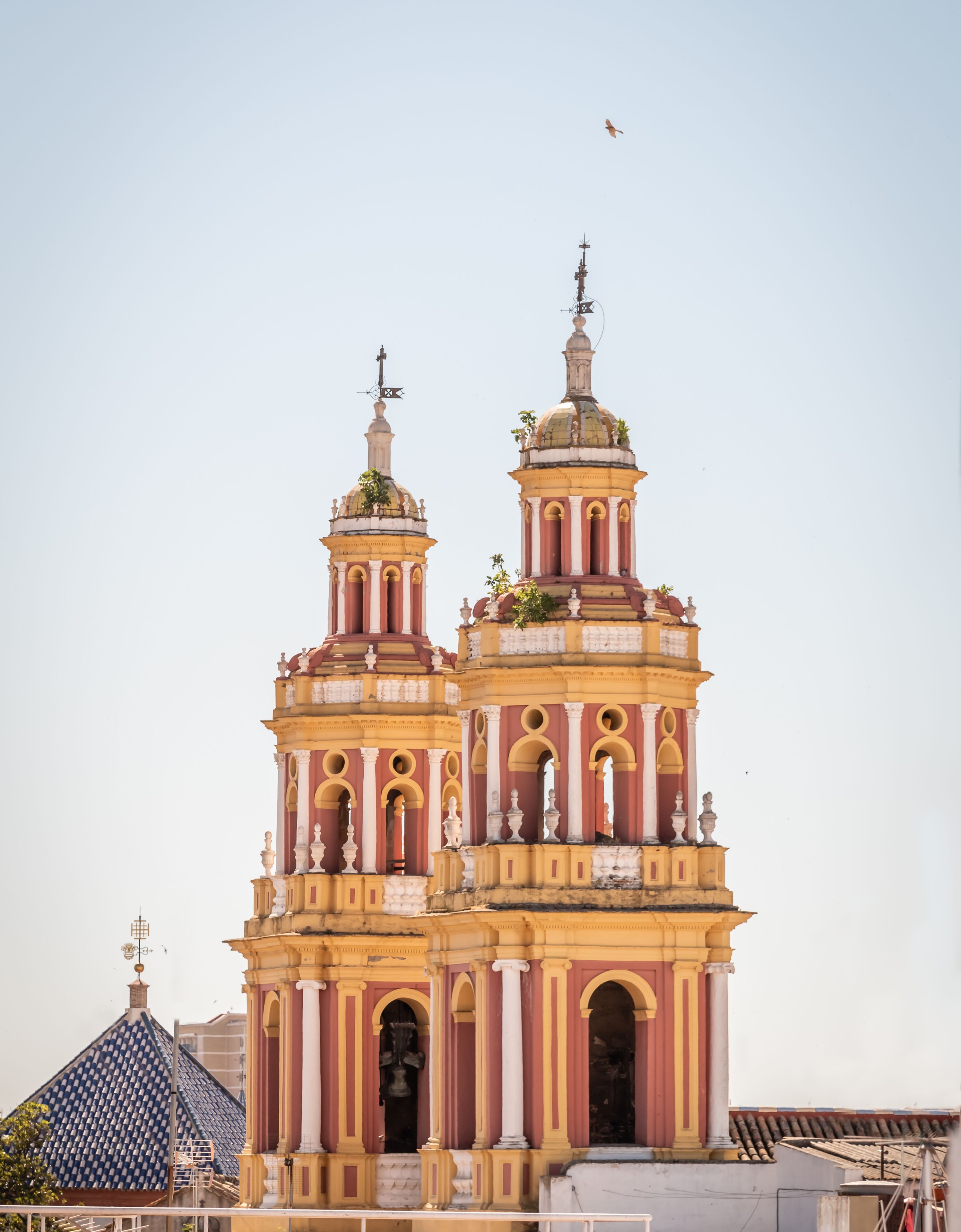 Una iglesia grande e histórica con dos torres destacadas y una cúpula, que presenta elementos arquitectónicos clásicos y estatuas.
