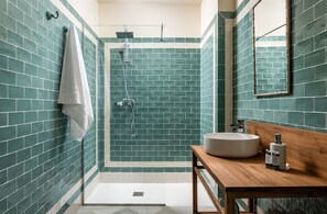 Kahden hengen standard-huone | Kylpyhuone | Ilmaiset hygieniatuotteet, hiustenkuivaaja, pyyhkeet