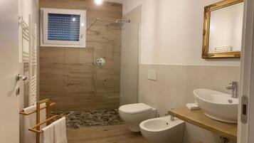 Dusche, Haartrockner, Bidet, Handtücher