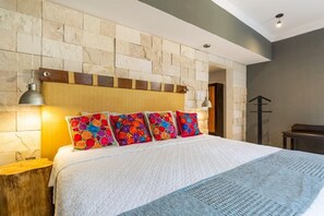 1 bedroom, desk, iron/ironing board, travel crib - Casa Dali, A+ location lovely house Paseo Montejo (Centro)