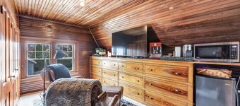 Grand Suite in B&B Historical 1896 Georgian Revival Manor in Green Bay