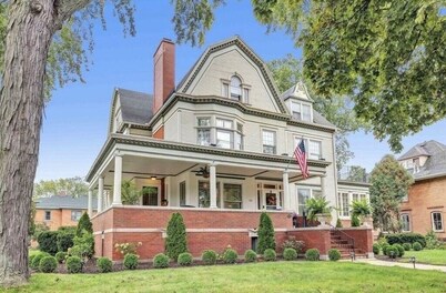 Grand Suite in B&B Historical 1896 Georgian Revival Manor in Green Bay