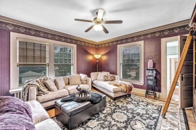 Grand Suite in B&B Historical 1896 Georgian Revival Manor in Green Bay
