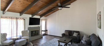 Beautiful, recently remodeled 2bed/2bath condo available.  Pets welcomed too!