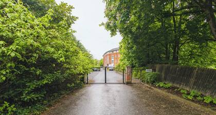2 Bed Apartment - Sleeps 5 - Wifi - Parking - Pets