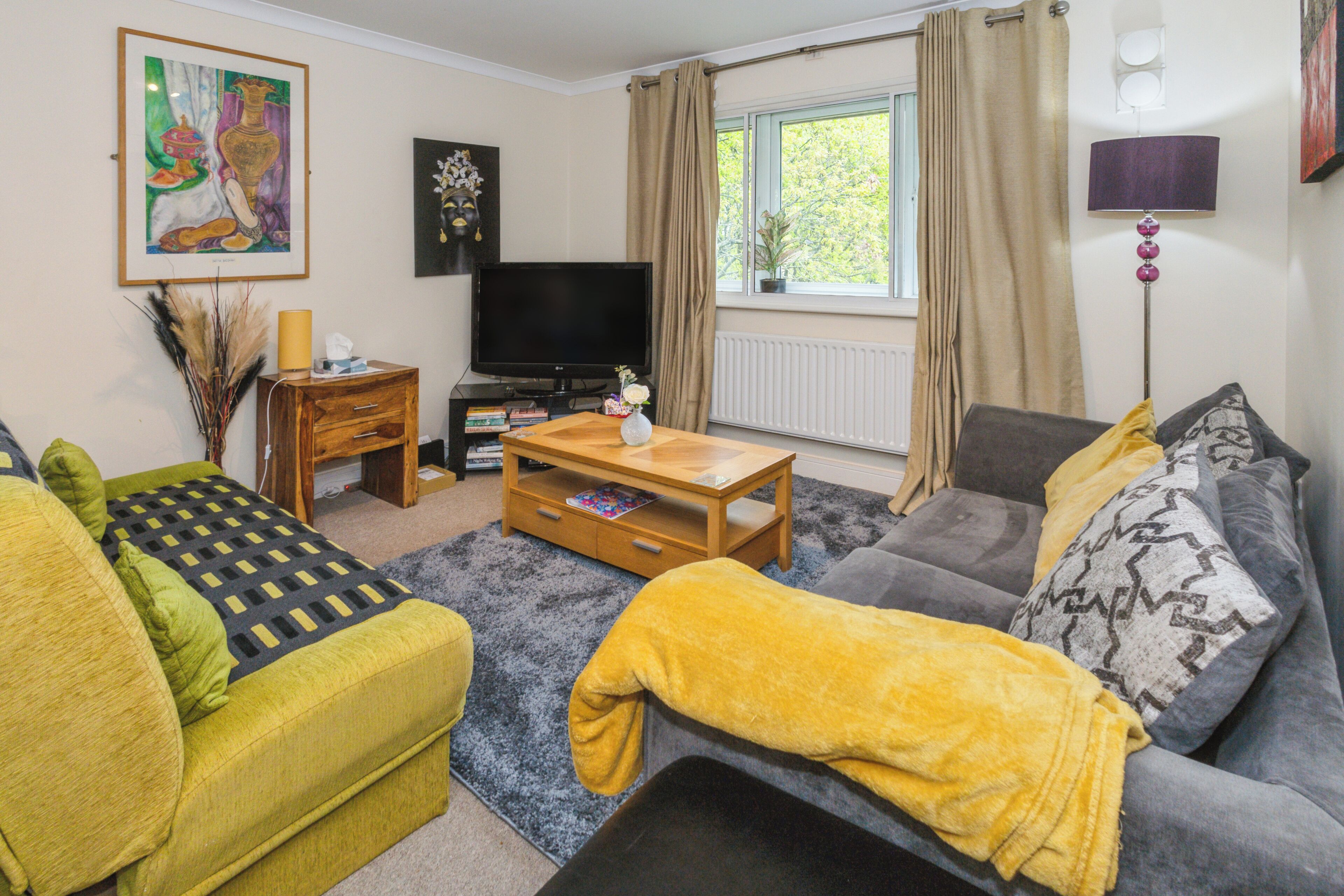 Apartment | Living area | 30-inch TV with cable channels