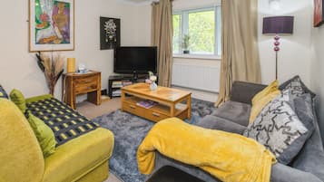 Apartment | Living area | 30-inch TV with cable channels