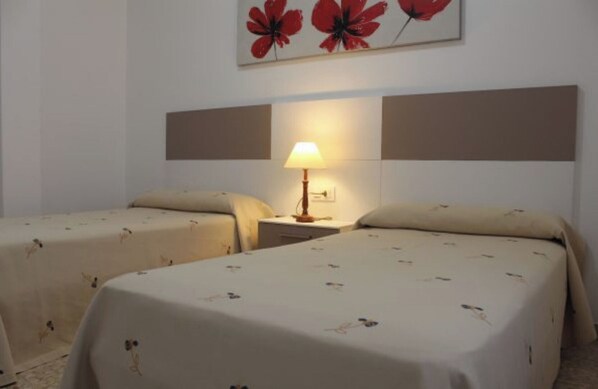 2 habitaciones, tabla de planchar con plancha, wifi y ropa de cama 