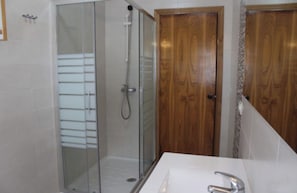 Douche, serviettes fournies, savon
