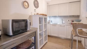 Fridge, microwave, stovetop, electric kettle