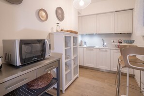 Fridge, microwave, stovetop, electric kettle - Cozy apartment with attention to detail in great location (Bergamo)