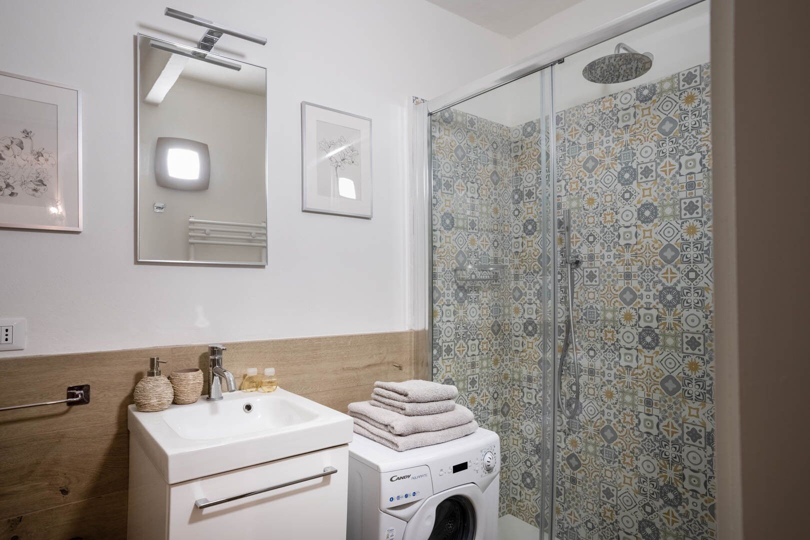 Dusche, Haartrockner, Bidet, Handtücher