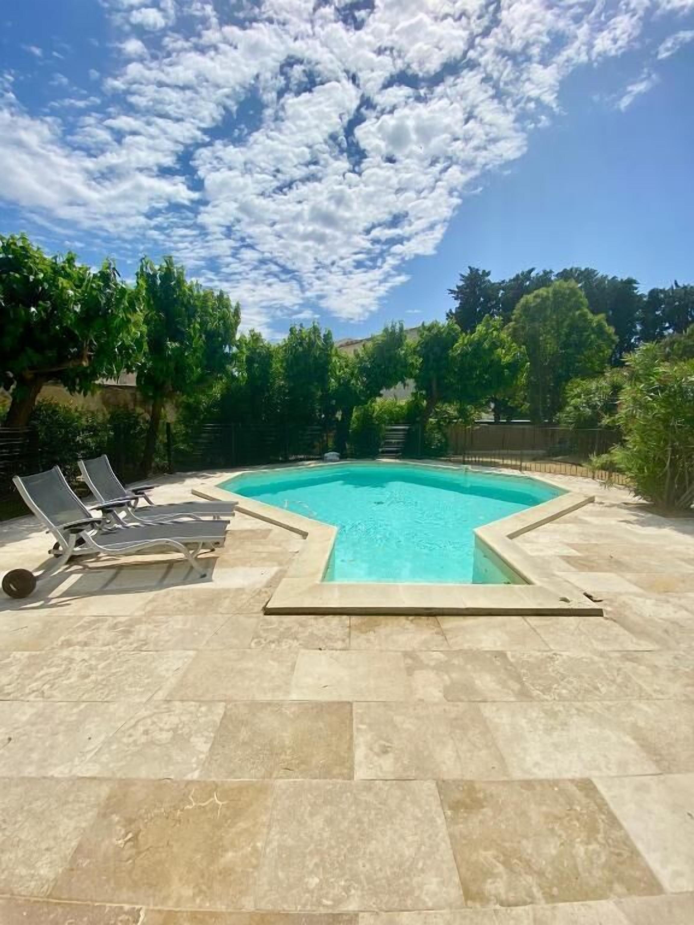 Sæsonbestemt udendørs pool, parasoller, liggestole