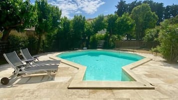 Sæsonbestemt udendørs pool, parasoller, liggestole