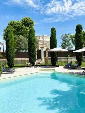 Außenpool (je nach Saison geöffnet), Sonnenschirme, Liegestühle