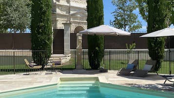 Piscine extérieure (ouverte en saison), parasols de plage