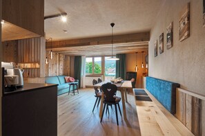 Appart'hôtel Deluxe, 2 chambres, balcon | Restauration dans la chambre