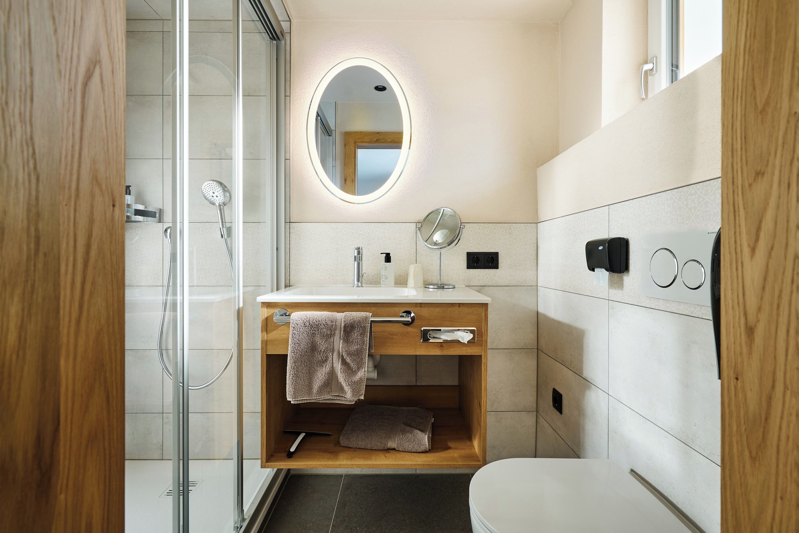Deluxe Single Room, Balcony | Bathroom | Towels, soap, shampoo, toilet paper