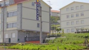 Un edificio de varios pisos con un cartel que dice "SOLIMAR".