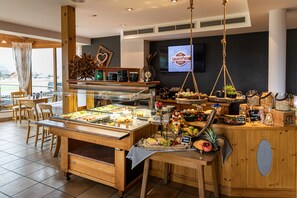Desayuno buffet diario (EUR 16 por persona)