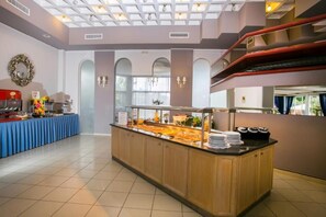 بوفيه فطور مجانًا يوميًا